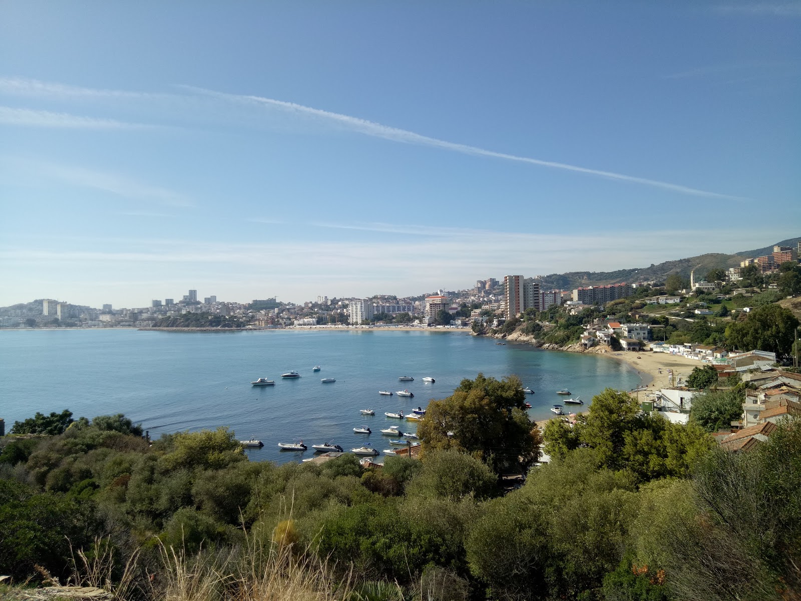 Plage La Caroube的照片 带有明亮的沙子表面