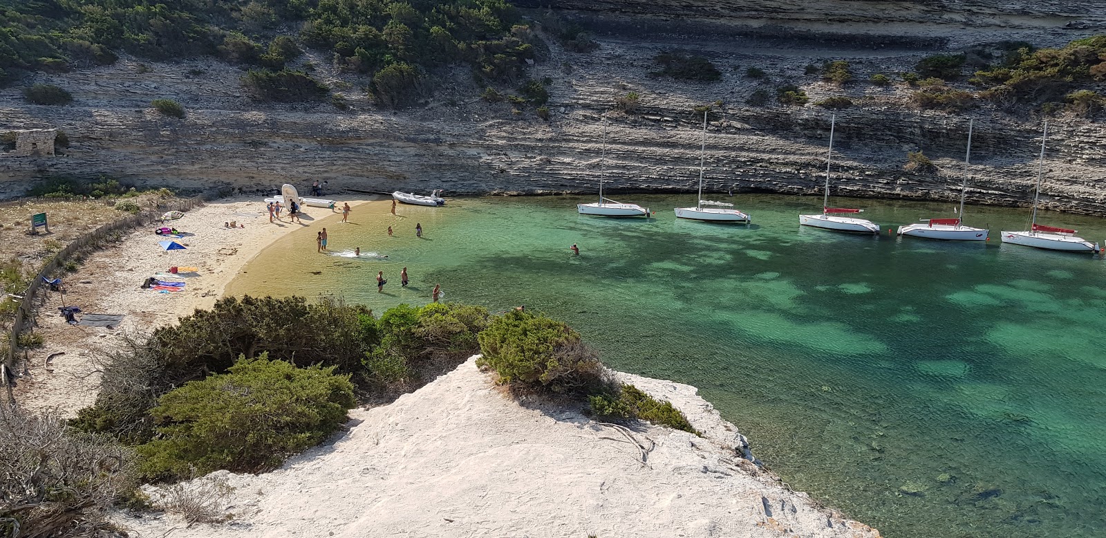 Foto von Fazzio beach mit kleine bucht