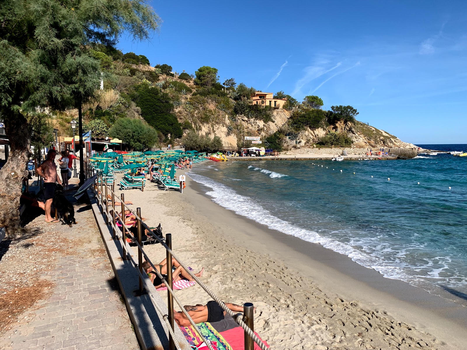 Foto di Spiaggia di Sant'Andrea con una superficie del sabbia beige
