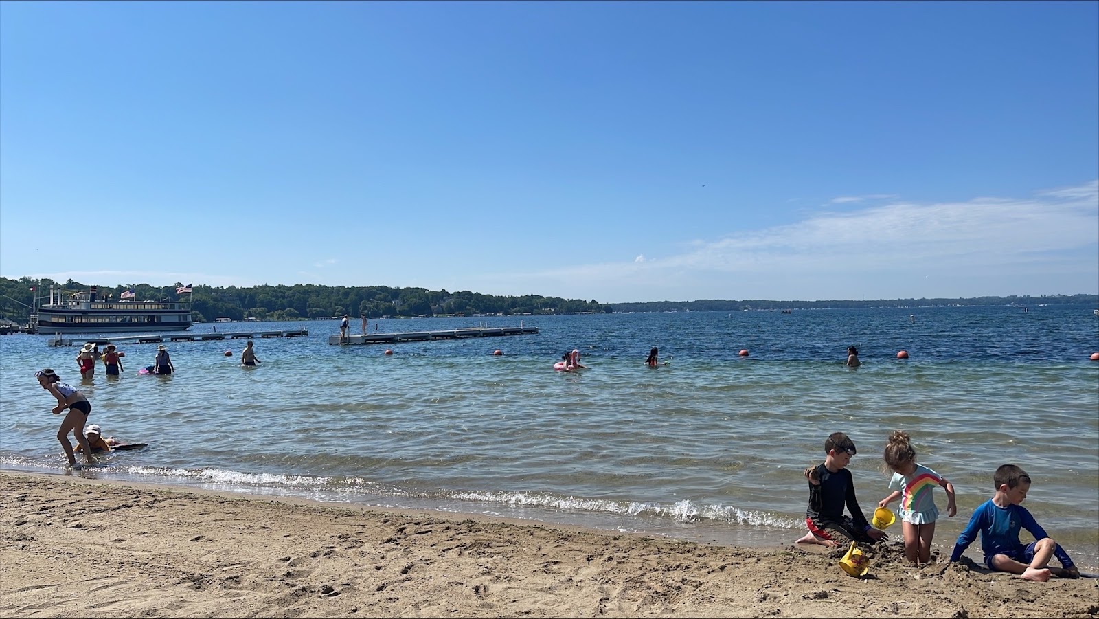 Lake Geneva Beach的照片 带有碧绿色纯水表面