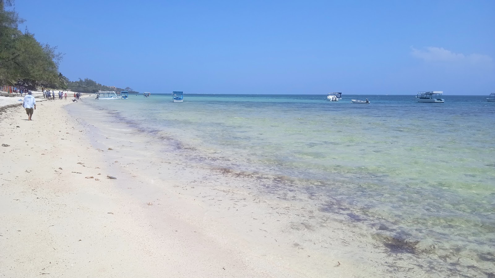 Foto av Shanzu Beach med fin beige sand yta