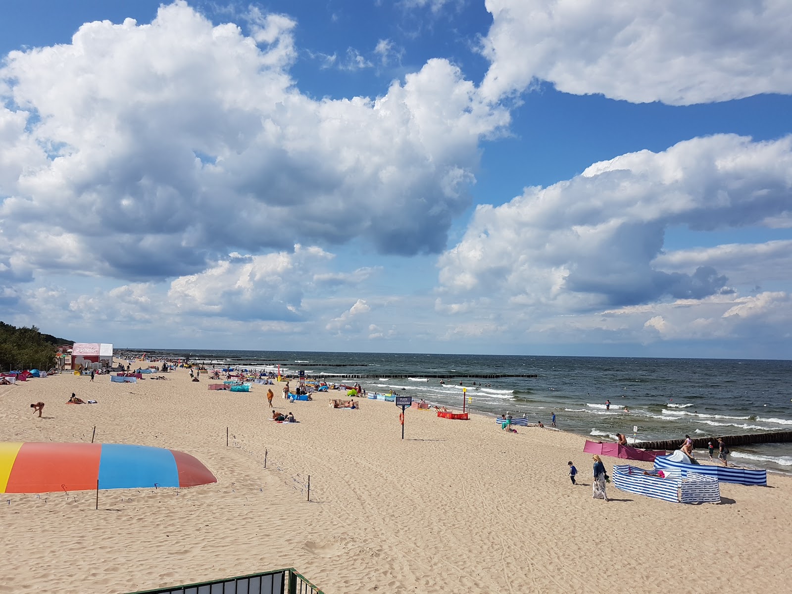Foto von Plaza w Dziwnowku mit feiner beiger sand Oberfläche
