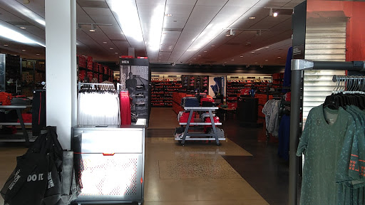 Clothing Store «Nike Factory Store», reviews and photos, 603 Stanley K Tanger Dr, Lancaster, PA 17602, USA