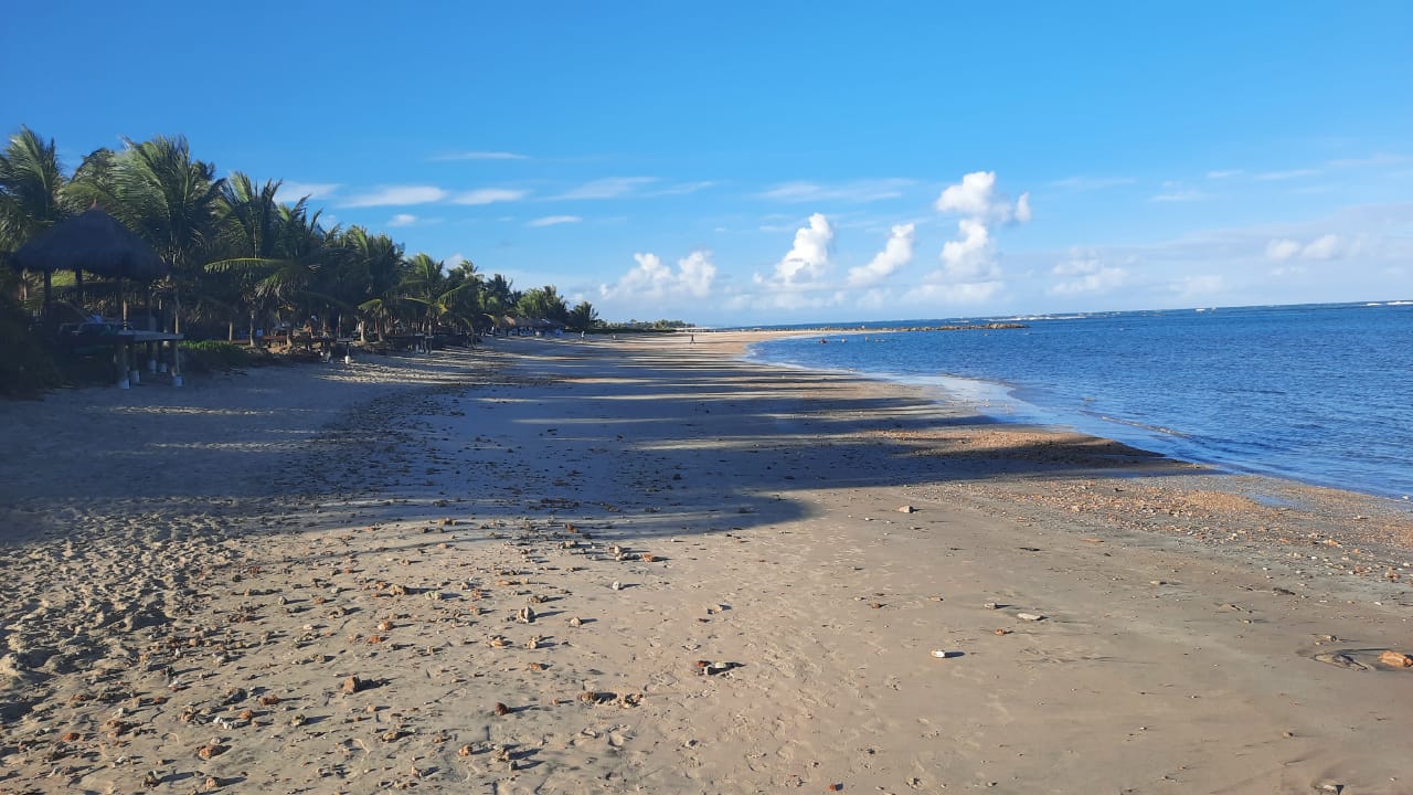 Φωτογραφία του Praia de Serrambi με καθαρό νερό επιφάνεια