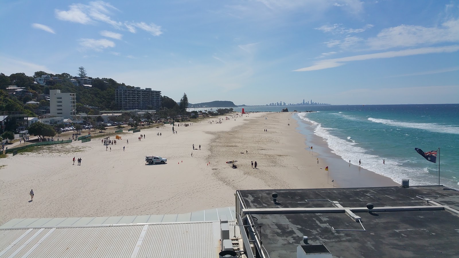 Foto di Currumbin Beach con una superficie del sabbia beige fine