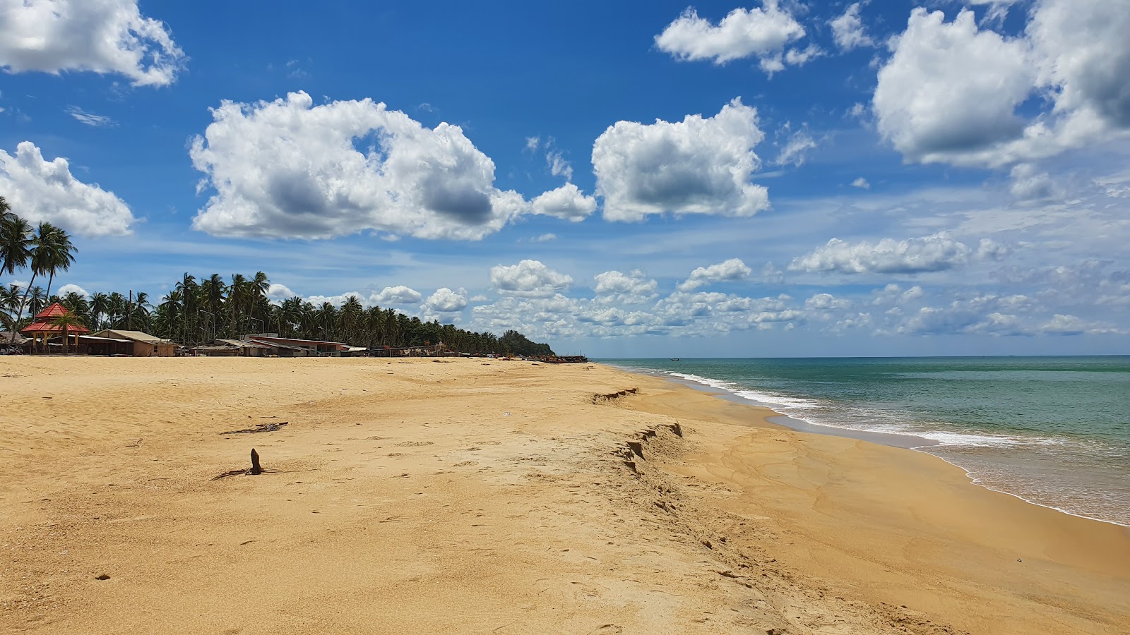 Valokuva Ban Thon Beachista. pinnalla kirkas hiekka:n kanssa