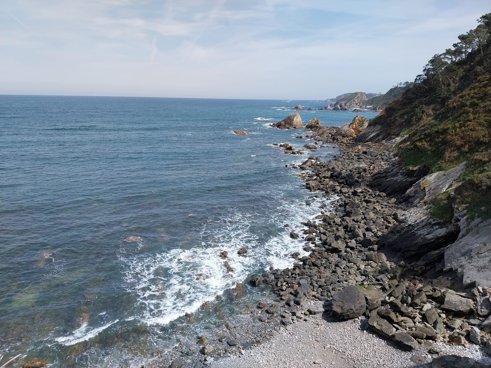Foto de Playa de Cambaredo com uma linha costeira espaçosa