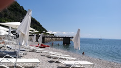 Photo de Spiaggia di Portopiccolo Sistiana protégé par des falaises