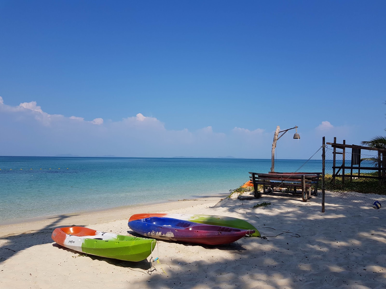 Fotografie cu Koh Lao Liang Beach cu plajă spațioasă