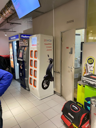 Borne de recharge de véhicules électriques ZEWAY - station d'échange de batteries Neuilly-sur-Seine