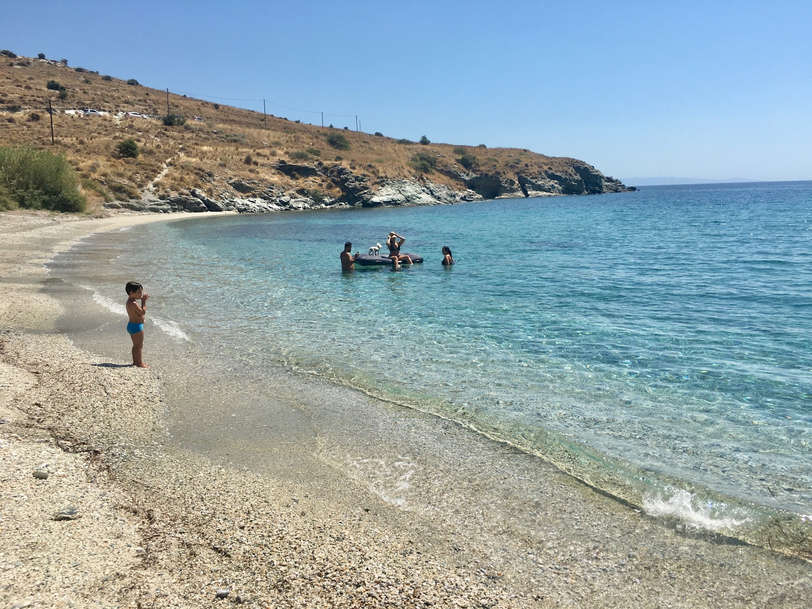 Foto de Agios Eirini beach com areia brilhante superfície