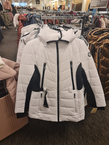 Department Store «Nordstrom Rack Chicago Avenue», reviews and photos, 101 E Chicago Ave, Chicago, IL 60611, USA