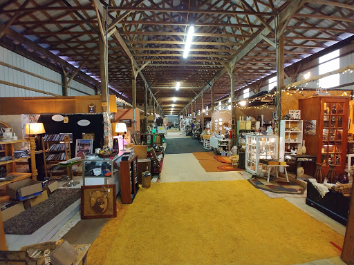Flea Market «Red Barn Flea Market Auction», reviews and photos, 3381 Kings Hwy, Colonial Beach, VA 22443, USA