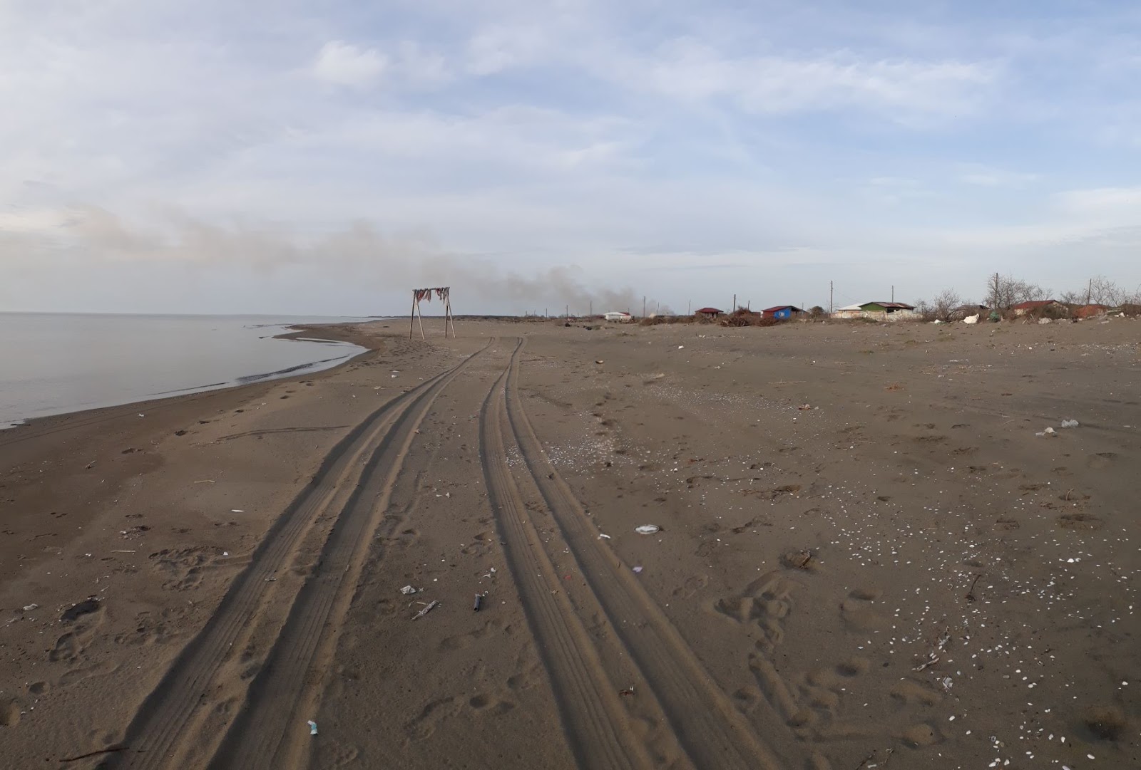 Fotografie cu Calti Plaji cu o suprafață de nisip gri
