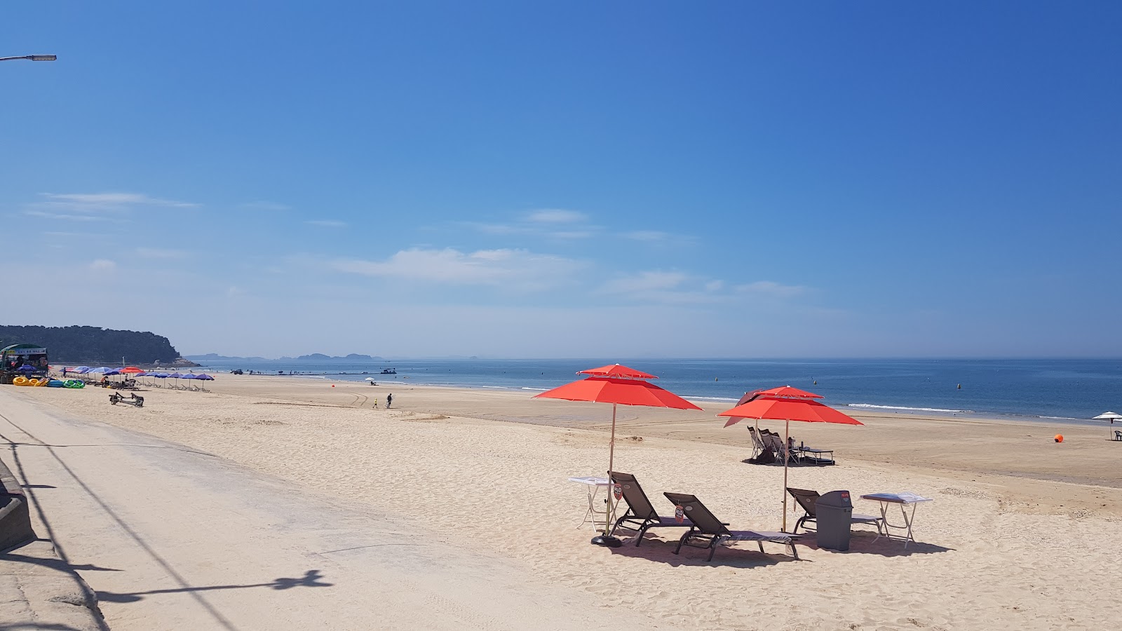 Foto de Praia de Daecheon com água turquesa superfície