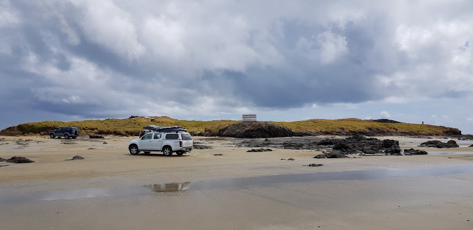 Zdjęcie Maunganui Bluff Beach z powierzchnią drobny beżowy piasek