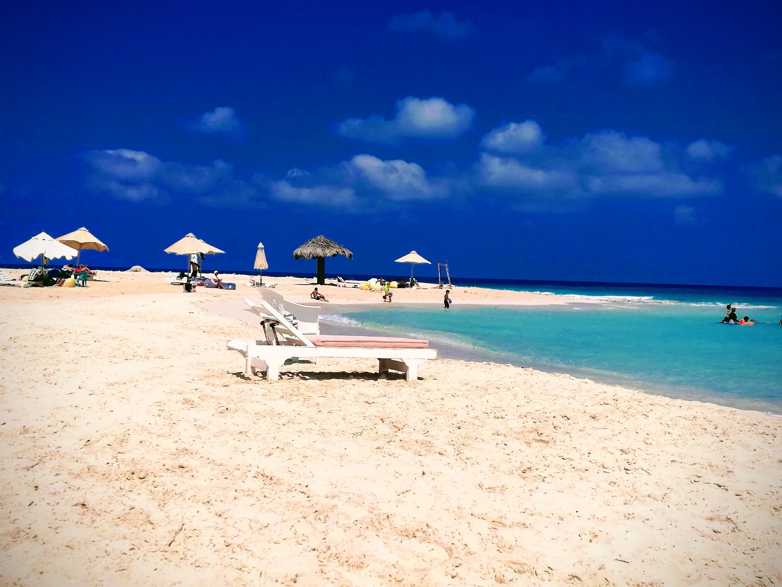 Fotografija Ghazala Beach II z beli fini pesek površino