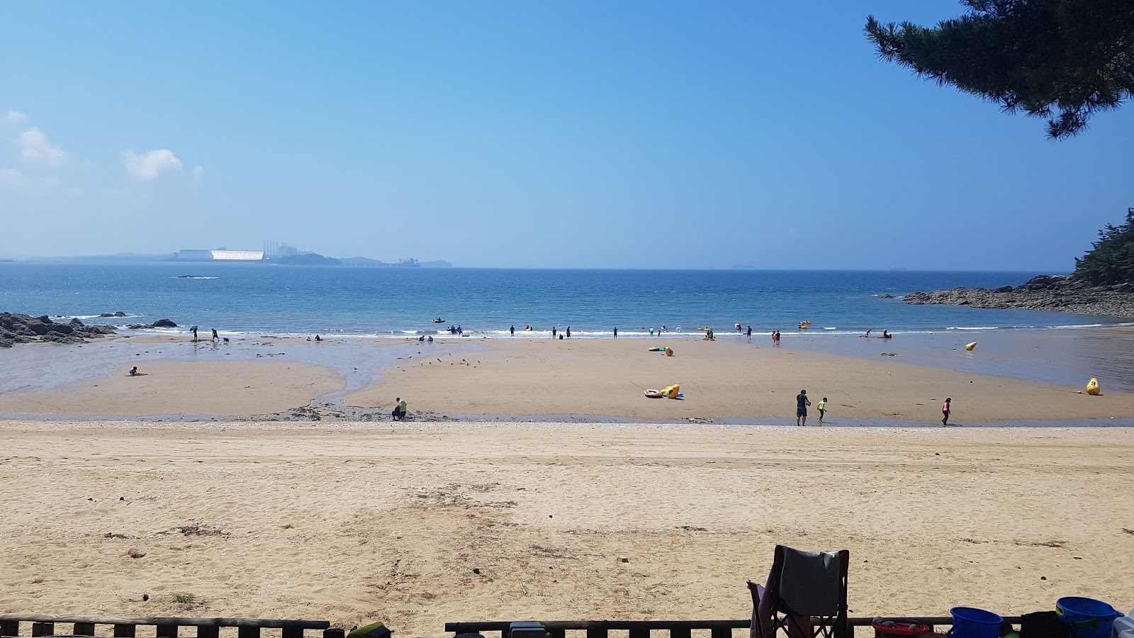 Φωτογραφία του Kujinamugol Beach με μικροί και πολλοί κόλποι