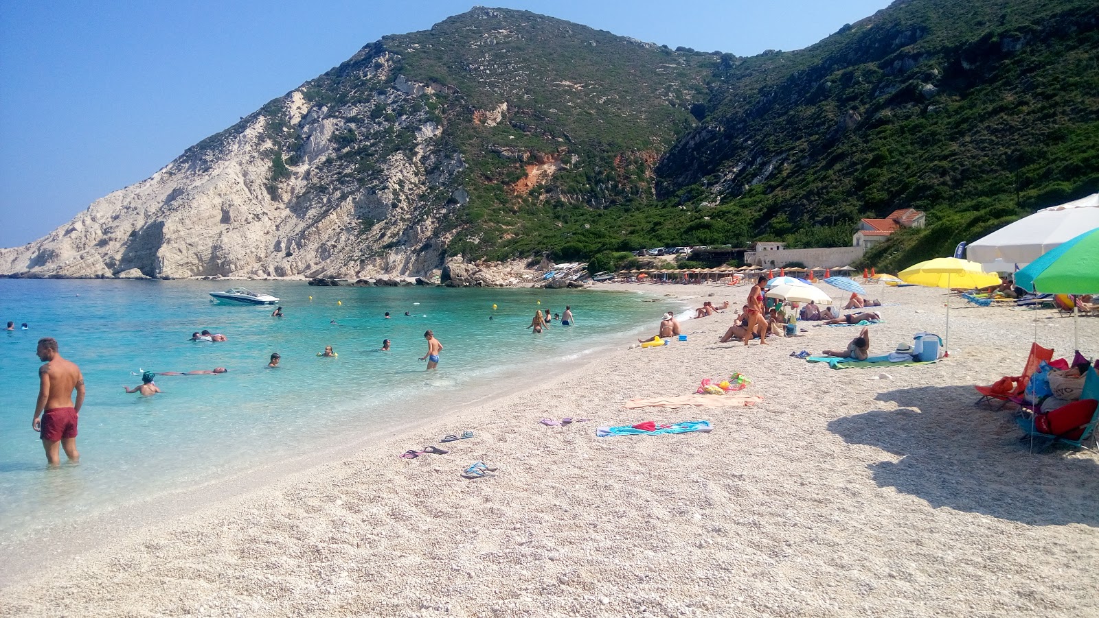 Foto de Playa Petani - lugar popular entre los conocedores del relax