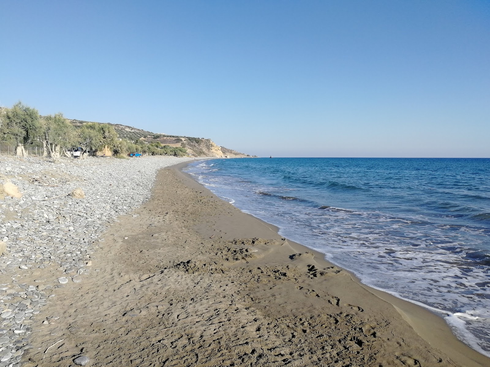 Φωτογραφία του Monompouka beach παροχές περιοχής