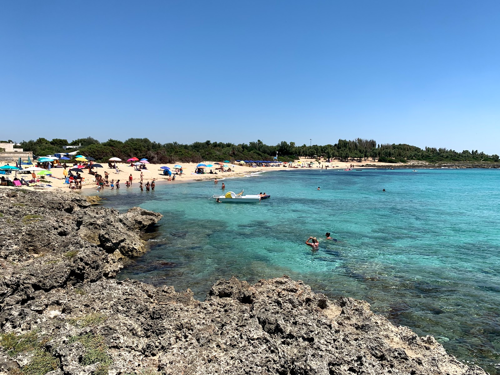 Cesareo beach'in fotoğrafı küçük koy ile birlikte