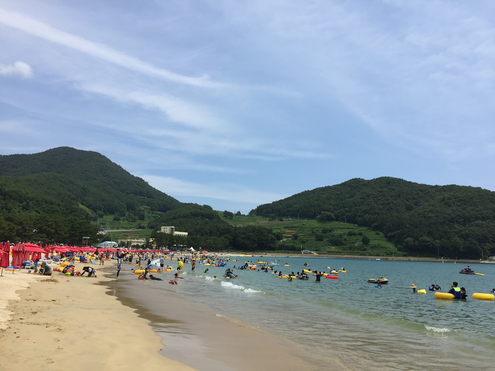 Sangju Eun Sand Beach'in fotoğrafı parlak kum yüzey ile