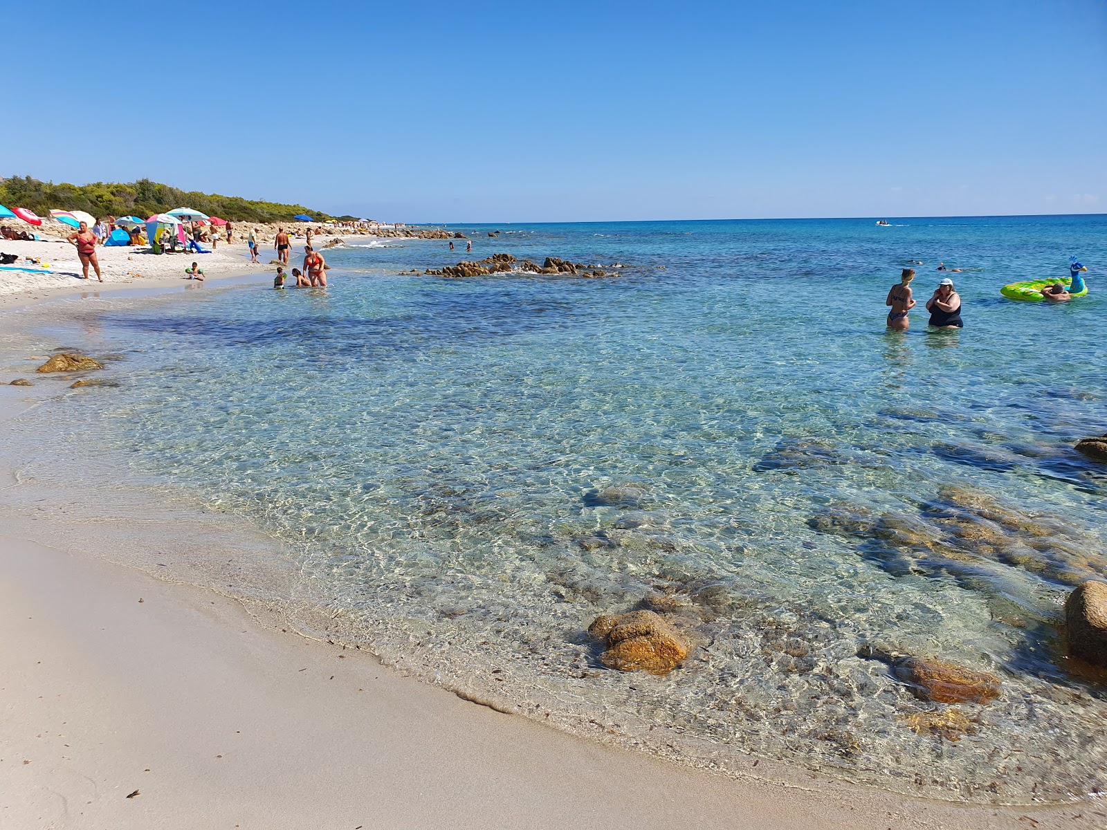 Foto von Biderrosa Strand mit sehr sauber Sauberkeitsgrad