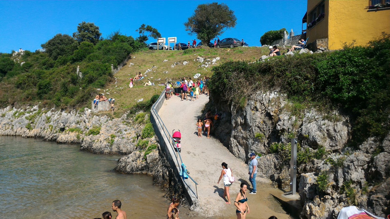 Photo de Playa de Guadamia protégé par des falaises