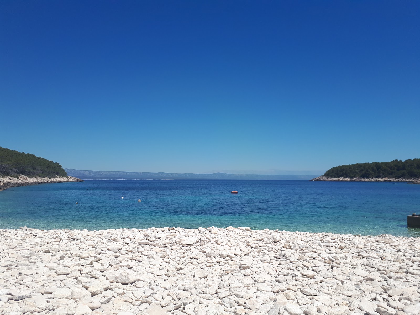 Photo de Meduza beach entouré de montagnes