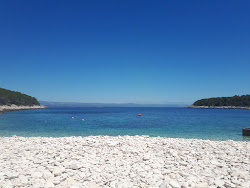 Photo de Meduza beach entouré de montagnes