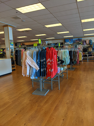 Clothing Store «Eddie Bauer Outlet», reviews and photos, 8130 Factory Shops Blvd, Jeffersonville, OH 43128, USA