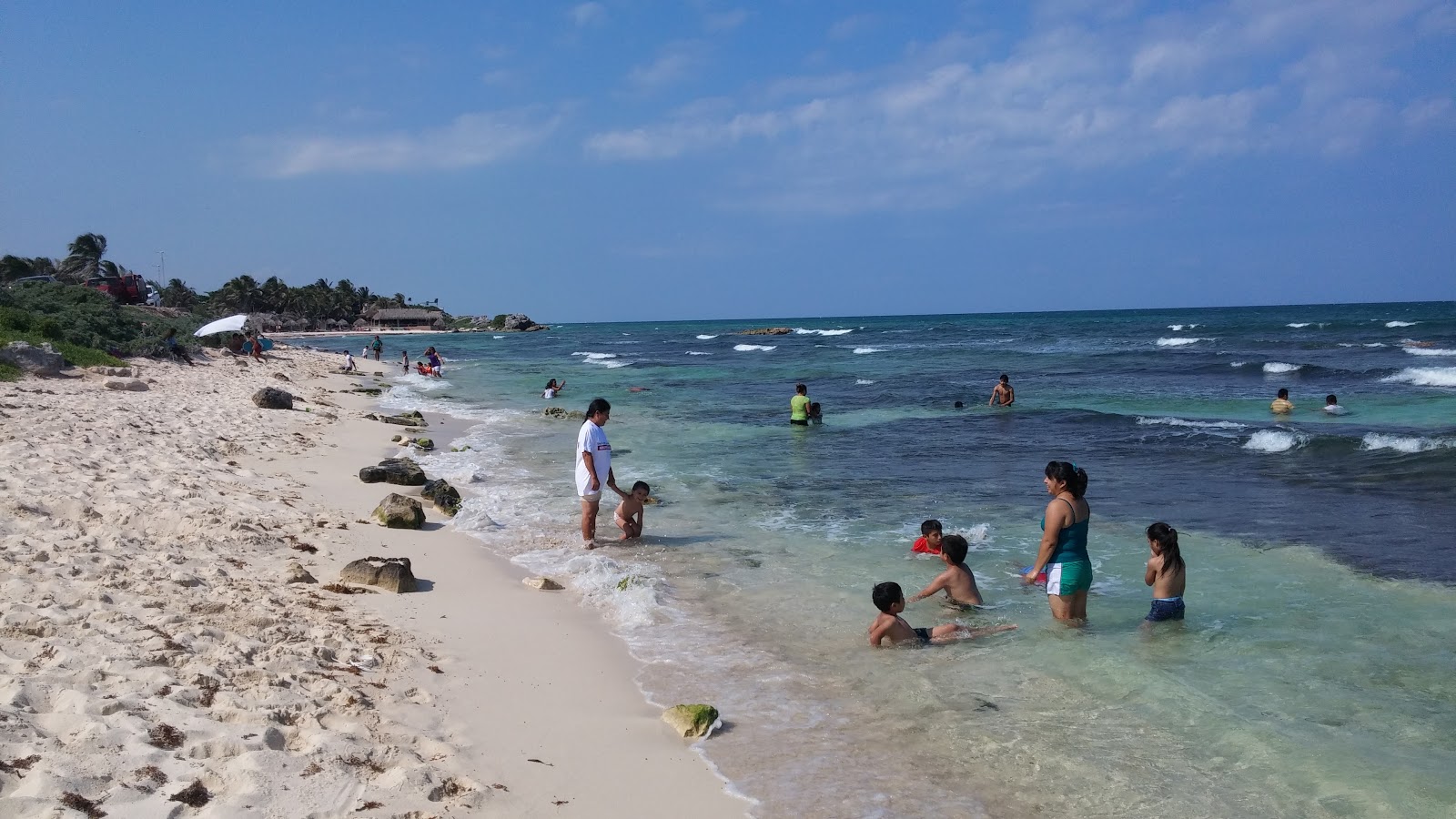 Foto di Playa Mirador con una superficie del sabbia luminosa e rocce