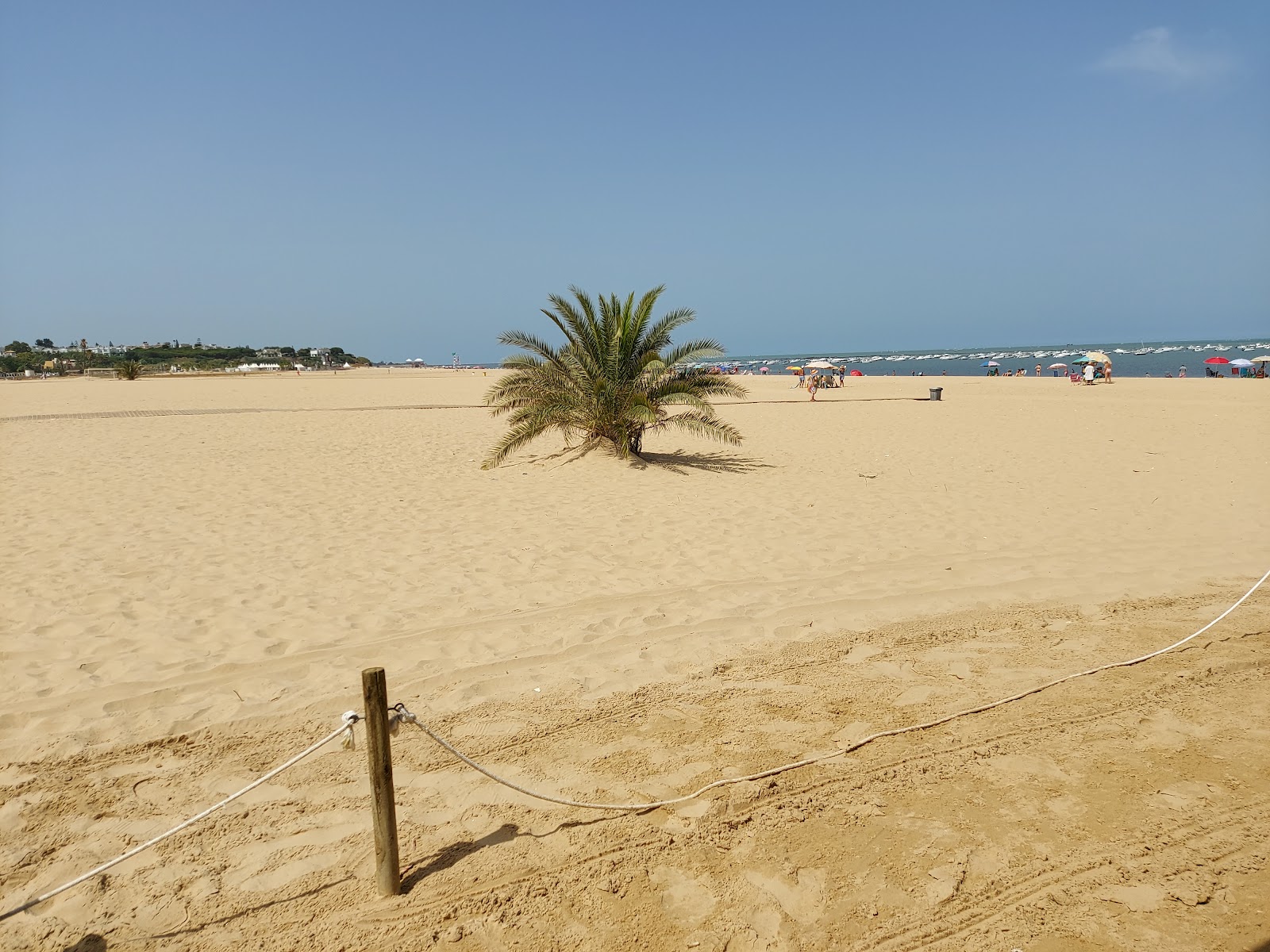 Playa de las Piletas'in fotoğrafı - rahatlamayı sevenler arasında popüler bir yer