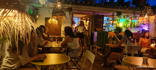 Les Nenes Bar · Còctels i Cuina en Canet de Mar