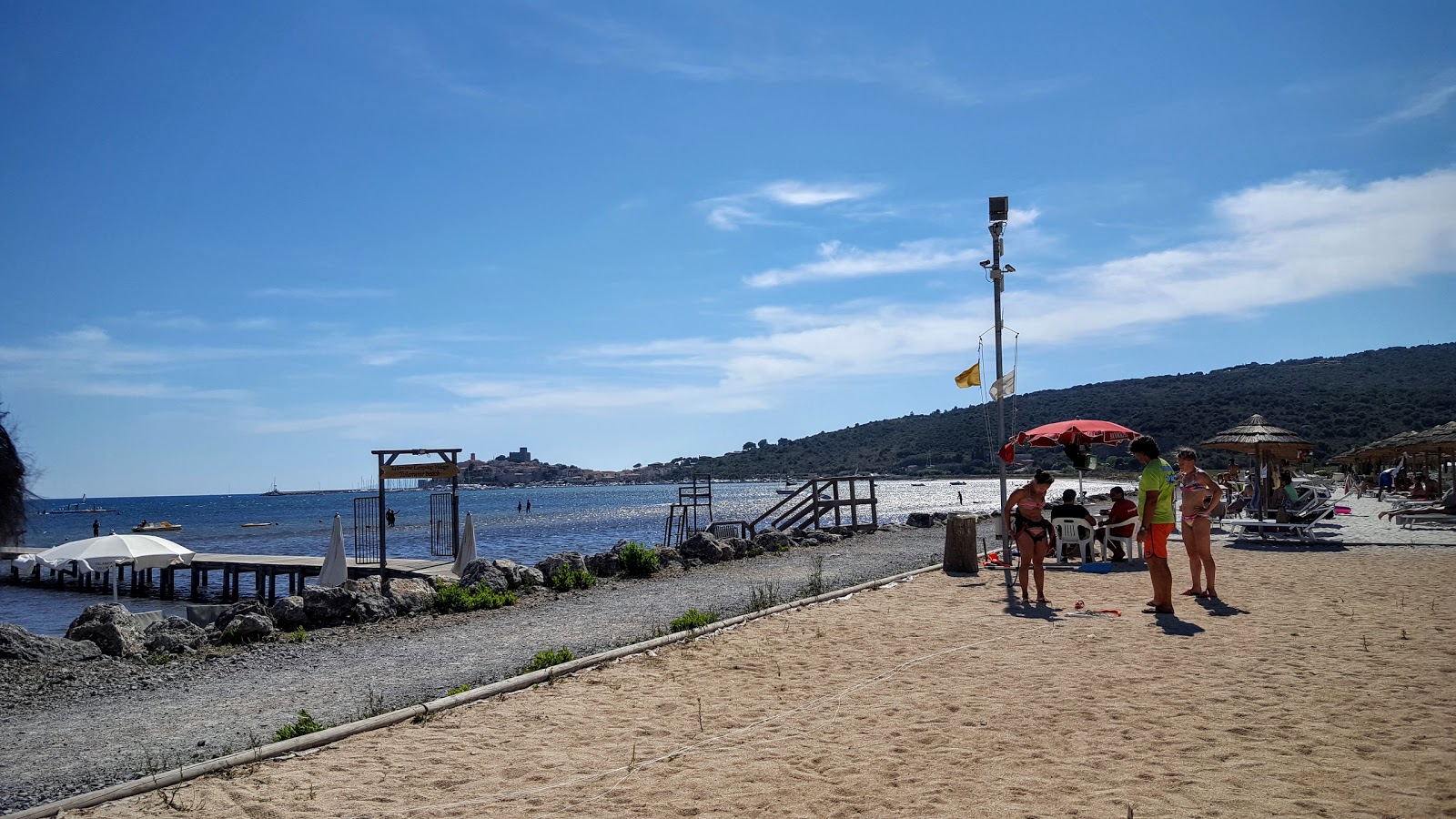 Photo de Spiaggia Molo di Talamone - bon endroit convivial pour les animaux de compagnie pour les vacances