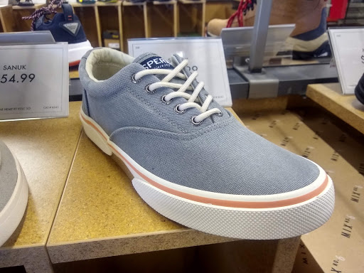 Shoe Store «DSW Designer Shoe Warehouse», reviews and photos, 1885 County Rd D E, Maplewood, MN 55109, USA