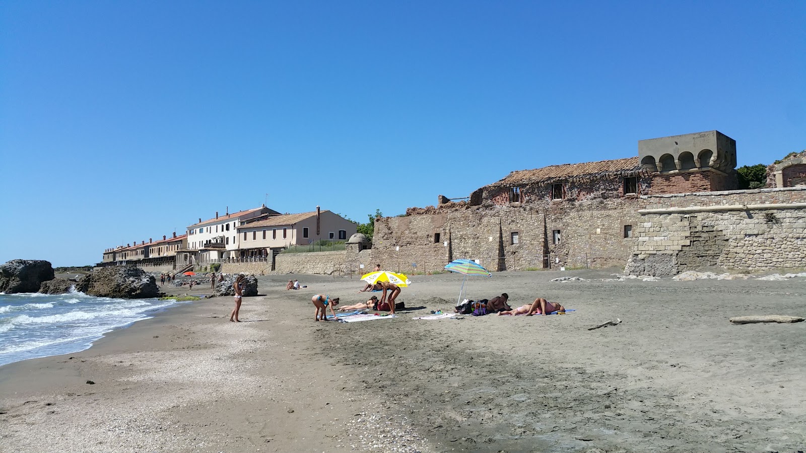 Valokuva Cala Ciardi Ladispoliista. pinnalla harmaa hiekka:n kanssa