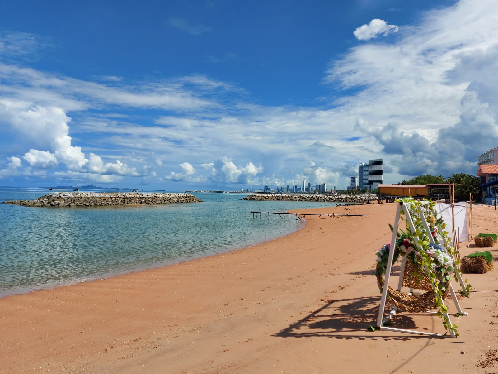 Fotografie cu Ban Ampoe Beach cu o suprafață de nisip strălucitor