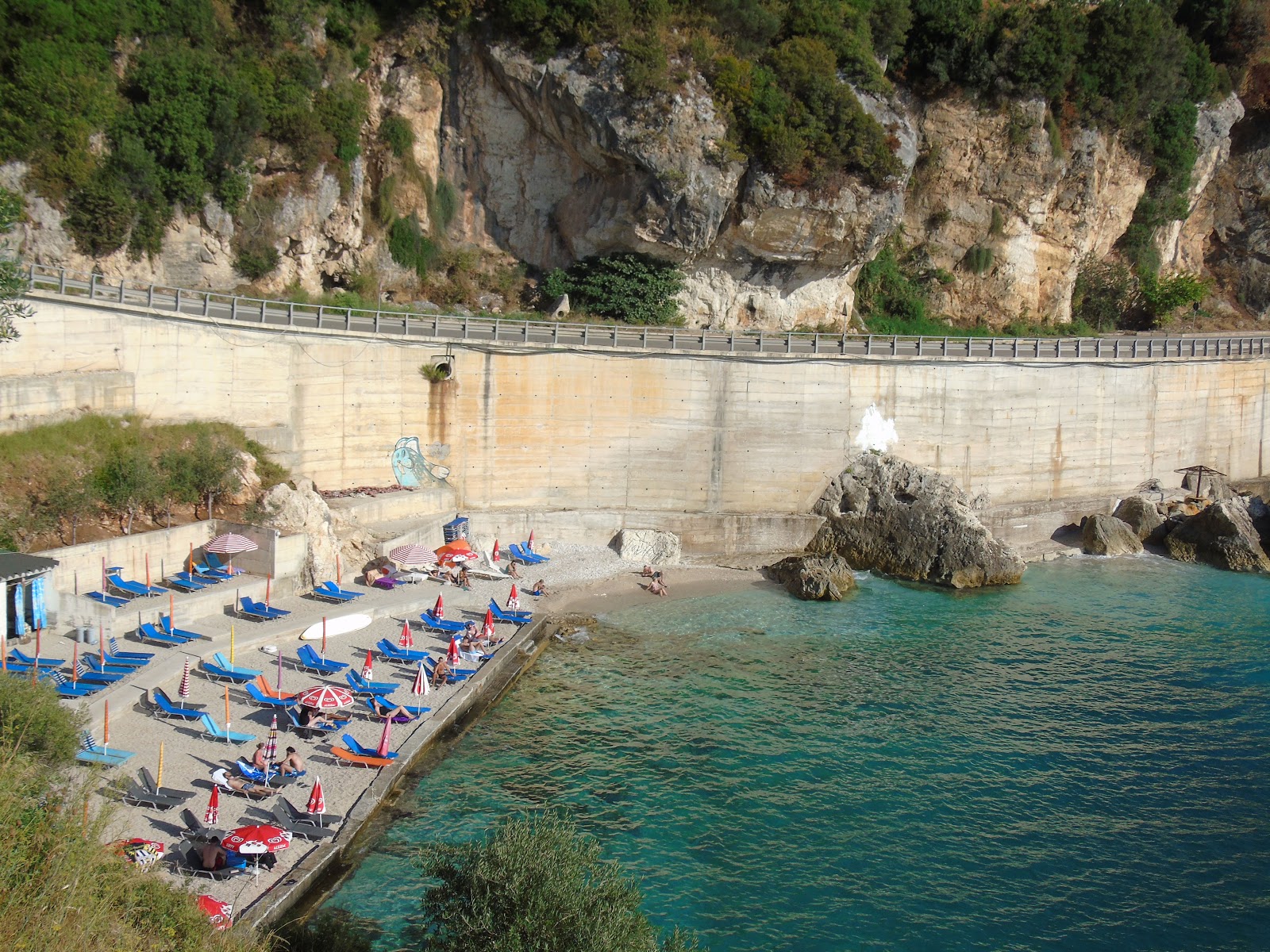 Kalaja Hotel Beach'in fotoğrafı uçurumlarla desteklenmiş