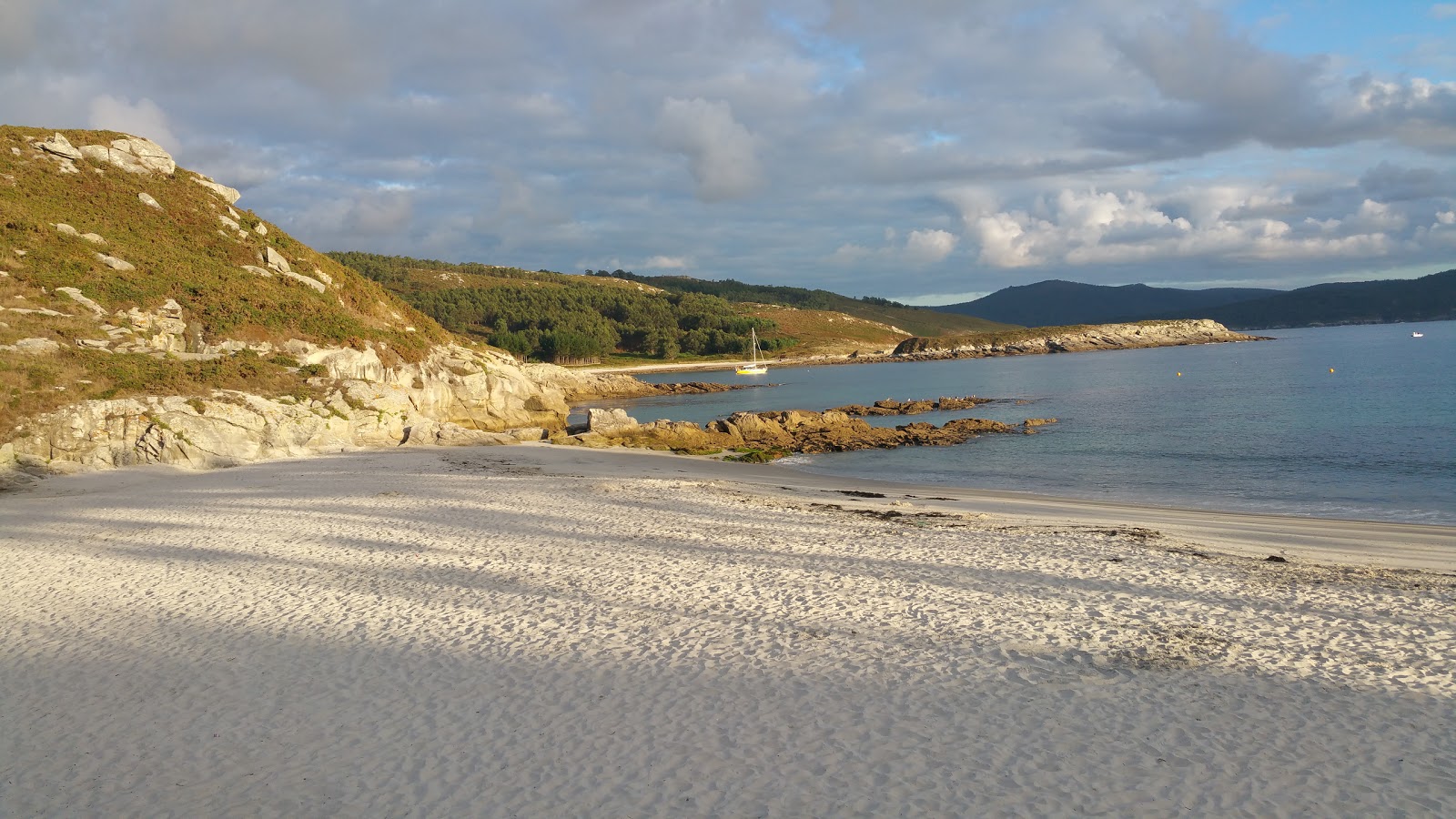 Foto di Praia do Osmo con una superficie del sabbia bianca