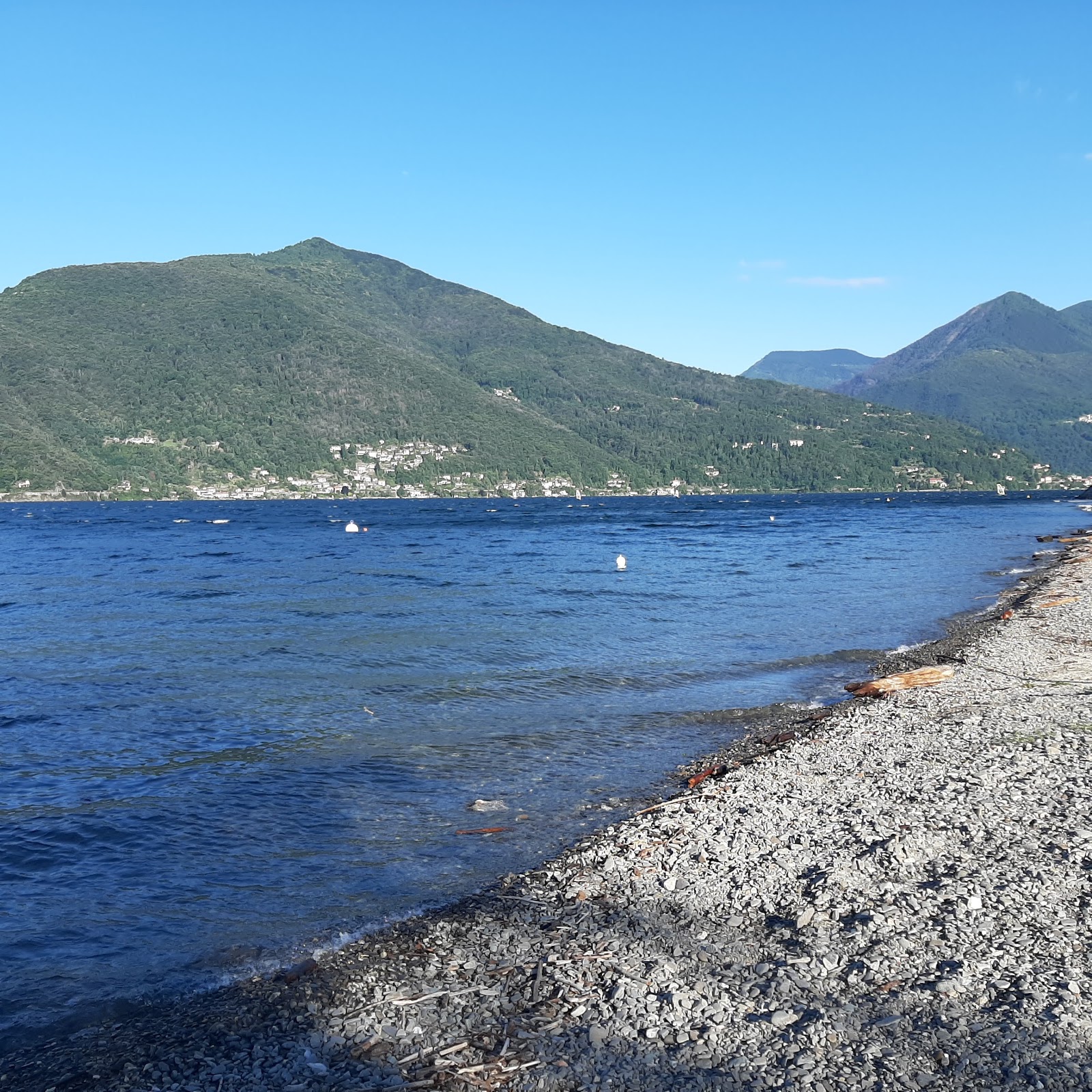 Foto di Spiaggia di Maccagno con una costa spaziosa