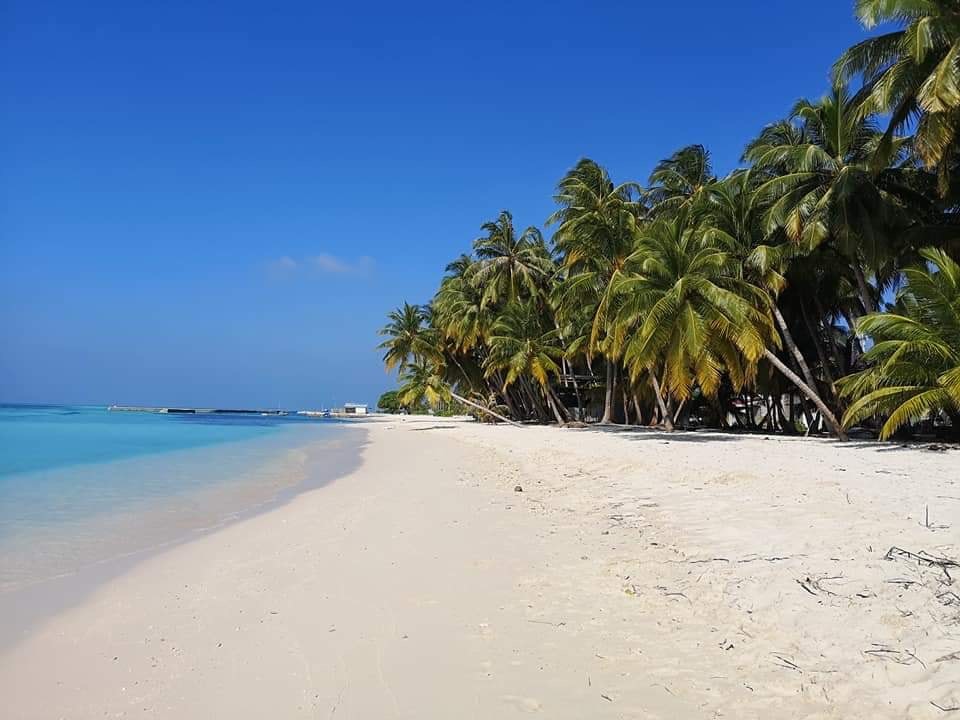 Foto von Raagondi Beach mit feiner weißer sand Oberfläche