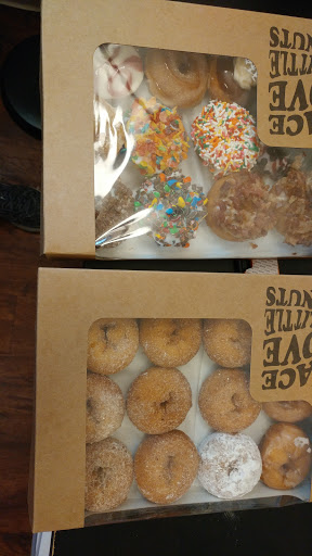 Donut Shop «Peace, Love and Little Donuts of Bridgeville», reviews and photos, 1155 Washington Pike #69, Bridgeville, PA 15017, USA