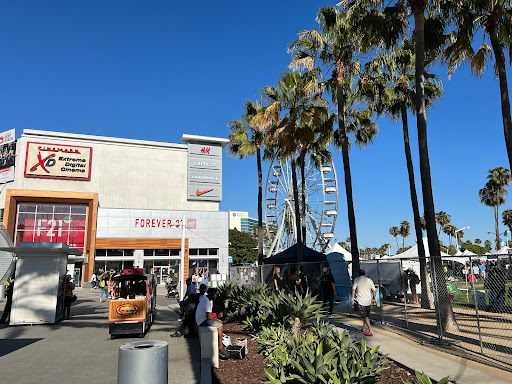 Clothing Store «F21 RED», reviews and photos, 80 Bay St, Long Beach, CA 90802, USA