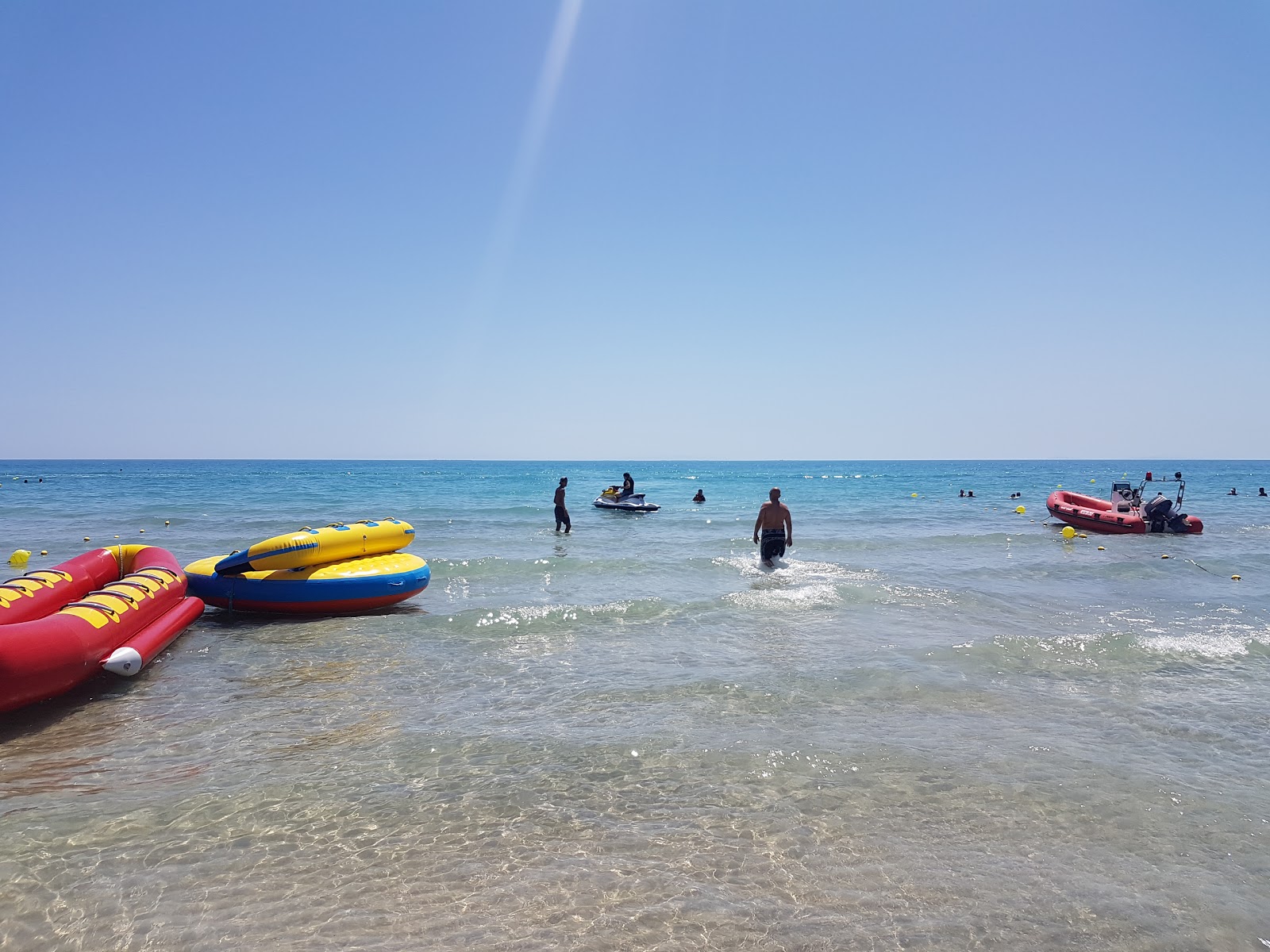 Φωτογραφία του Ghar El Melh υποστηρίζεται από βράχους
