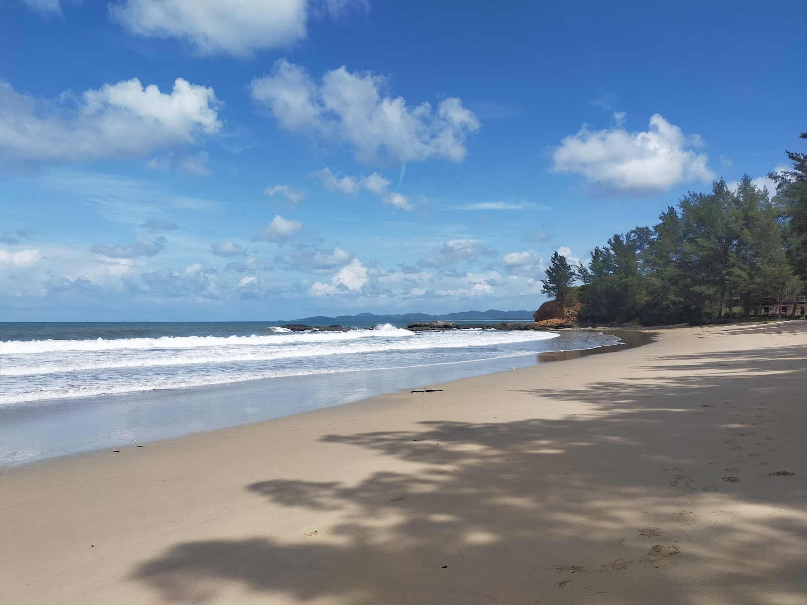 Foto di Tindakon Dazang Beach con una superficie del sabbia beige