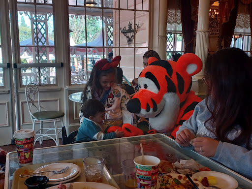 Minnie & Friends - Breakfast in the Park