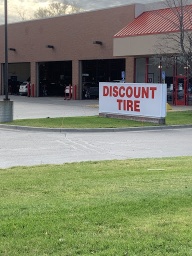 Tire Shop «Discount Tire Store - Fenton, MI», reviews and photos, 3609 Owen Rd, Fenton, MI 48430, USA