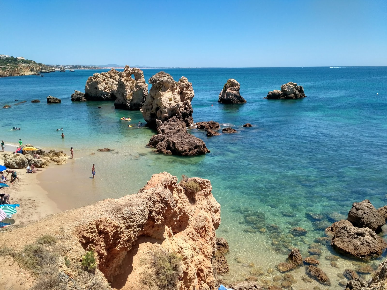 Foto av Praia dos Arrifes och bosättningen