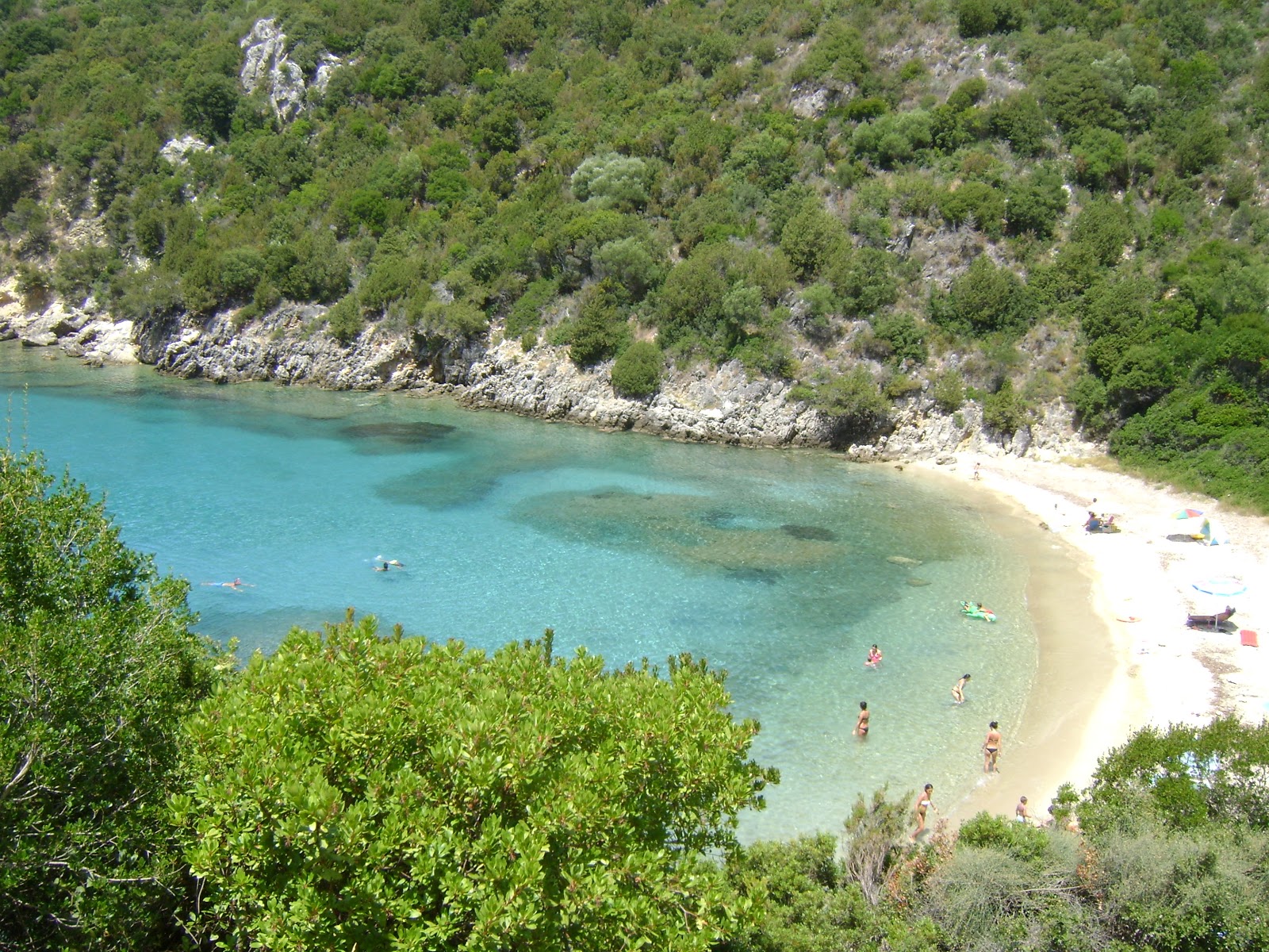 Foto von Stavrolimena beach annehmlichkeitenbereich